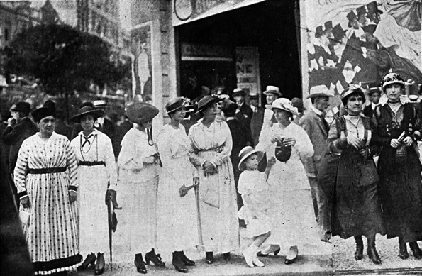 Mulheres na frente do Cinema Odeon, no Rio de Janeiro, em 1916. Fonte: Hemeroteca Digital. Fundação Biblioteca Nacional