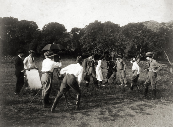 Una escena del rodaje del film argentino Criollo viejo (1924). En la cámara se ve al operador Emilio  Peruzzi y, a su lado, al director Ricardo Parodi. A la derecha, en plena pelea aparecen los actores Felipe Farah y Amalia Mirel. Colección Exequiel Vique