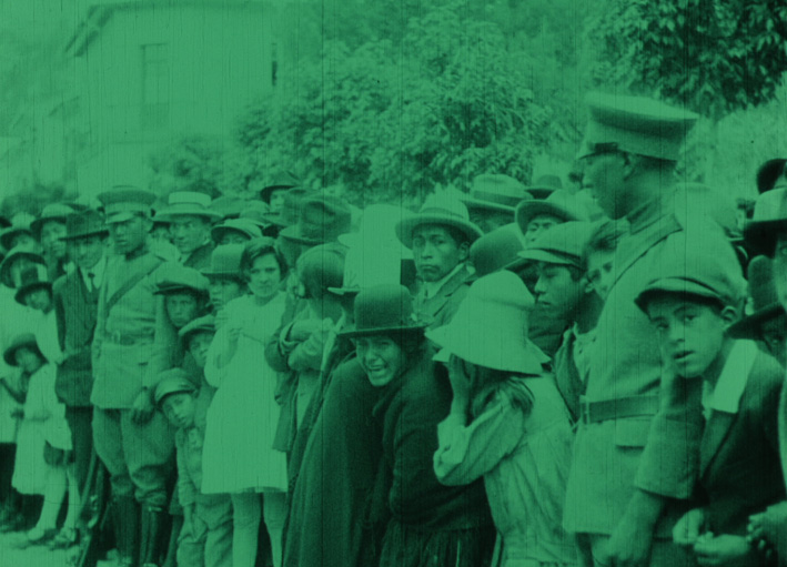 Mujeres fuera de la cárcel de San Pedro. Fotograma de El Bolillo Fatal.