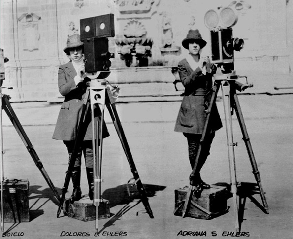 Fragmento de una fotografía panorámica de  Vicente Cortés Sotelo que muestra a  Dolores y Adriana Ehlers frente a la Fuente de Chapultepec”, Ciudad de México, 13 de enero de 1922, Fuente: Archivo Fotográfico Manuel Toussaint/ Instituto de Investigaciones